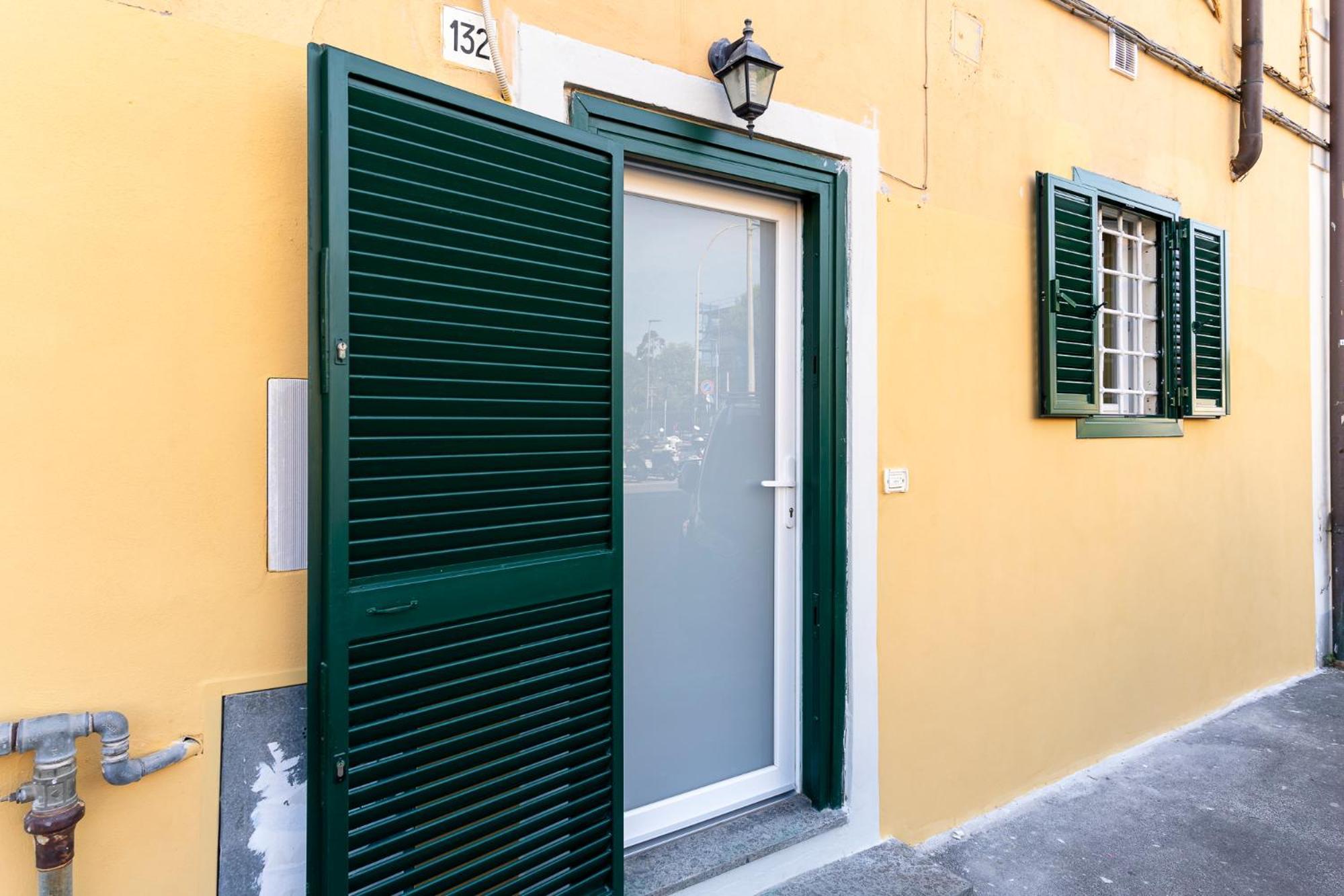 Livorno Yellow Apartament Near The Sea Bagian luar foto